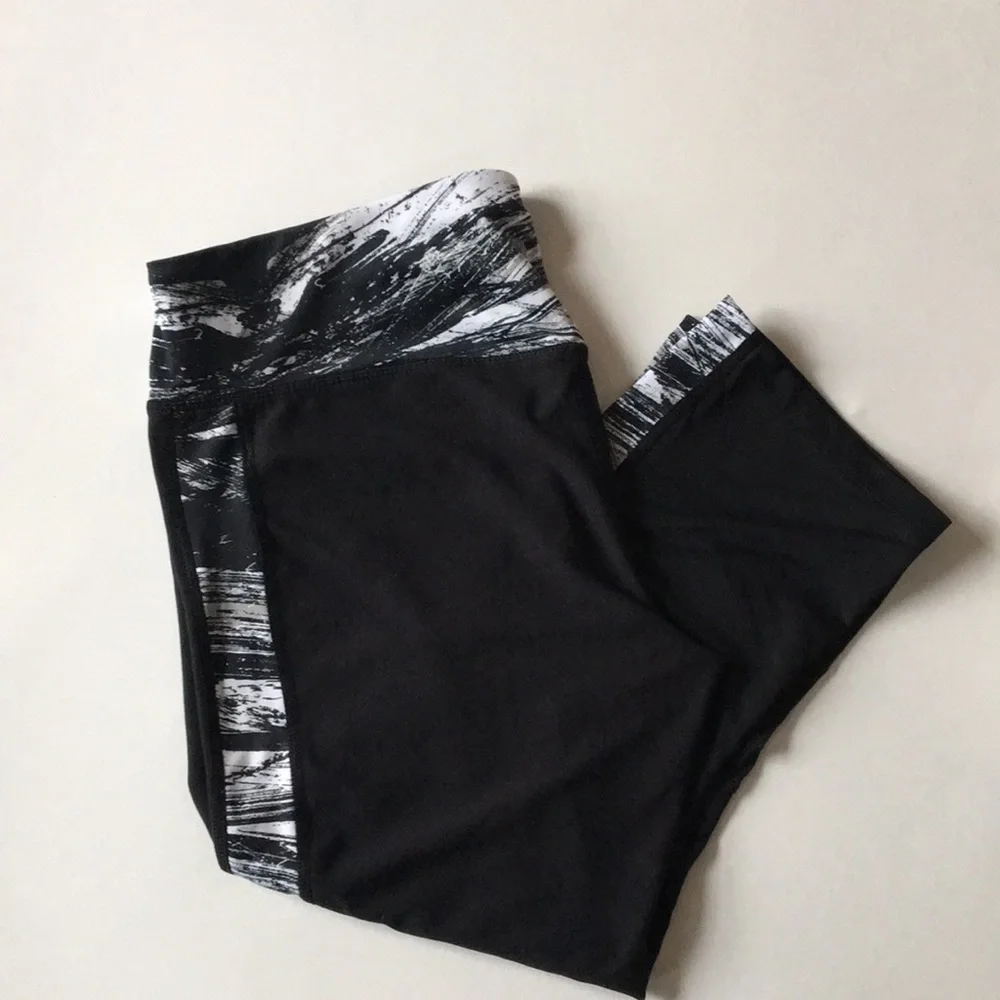 Layers Capri Leggings L Black/White w/Mesh Panel